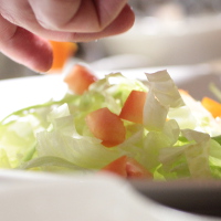 Salat mit Tomatenwürfeln